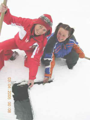 La maestra di sci Romina con Alessia